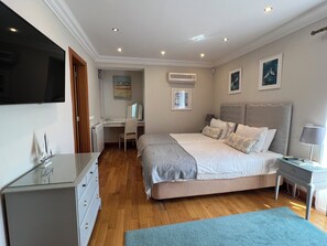 4 bedrooms, in-room safe, desk, iron/ironing board