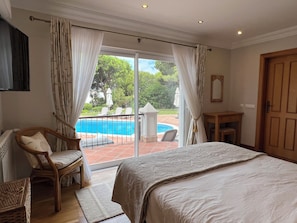 4 bedrooms, in-room safe, desk, iron/ironing board