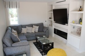 TV connectée, cheminée, lecteur de DVD, table de tennis de table