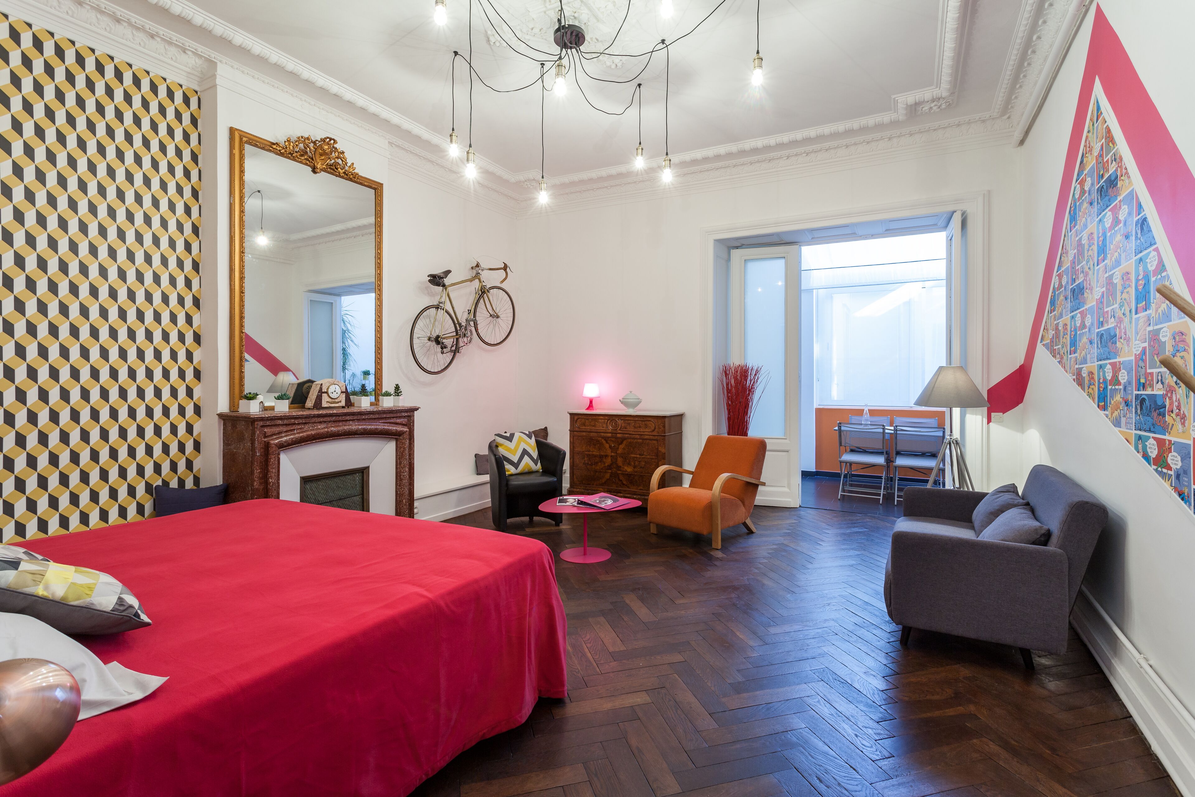 ARTIFICIAL AND Jerky Haussman apartment in the heart of the city, pedestrian street.