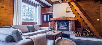 Muy cálido y confortable, con excelentes vistas a la montaña, gran terraza y jardín.