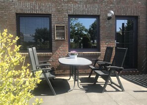 Outdoor dining - Apartment with terrace (Friedrichskoog)