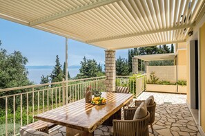 Outdoor dining - Villa Petra with Private Pool (Lakka)