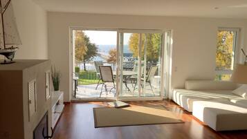 Flat-screen TV, fireplace, DVD player, stereo