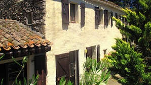 Exterior - 100% quiet in Uzès! Swimming-pool 12X8m, 60m²+private terrace, big garden, WIFI  (Uzès)