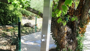 A metal structure attached to a tree, a wooden deck, and a fenced area with a pathway. - 100% quiet in Uzès! Swimming-pool 12X8m, 60m²+private terrace, big garden, WIFI  (Uzès)