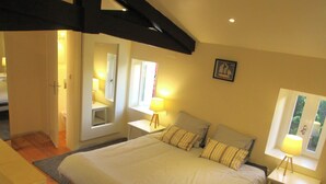 2 bedrooms, iron/ironing board, free WiFi, bed sheets - 100% quiet in Uzès! Swimming-pool 12X8m, 60m²+private terrace, big garden, WIFI  (Uzès)