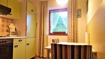 Kühlschrank, Ofen, Herdplatte, Wasserkocher mit Kaffee-/Teezubehör