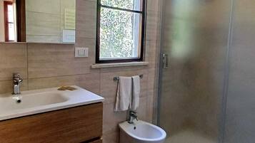 Doccia, asciugacapelli, bidet, asciugamani