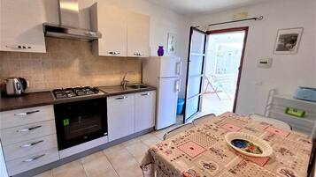 Fridge, oven, stovetop, coffee/tea maker