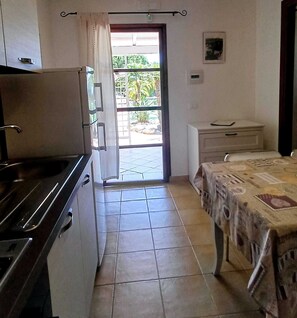 Fridge, oven, stovetop, coffee/tea maker