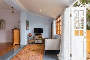 TV, DVD player, books, video library - East of Eden - A small paradise in a central location (Cape Town)