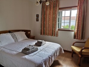 4 chambres, fer et planche à repasser, lit de bébé portatif, Wi-Fi