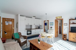 Unclassified image, 4 of 23, button