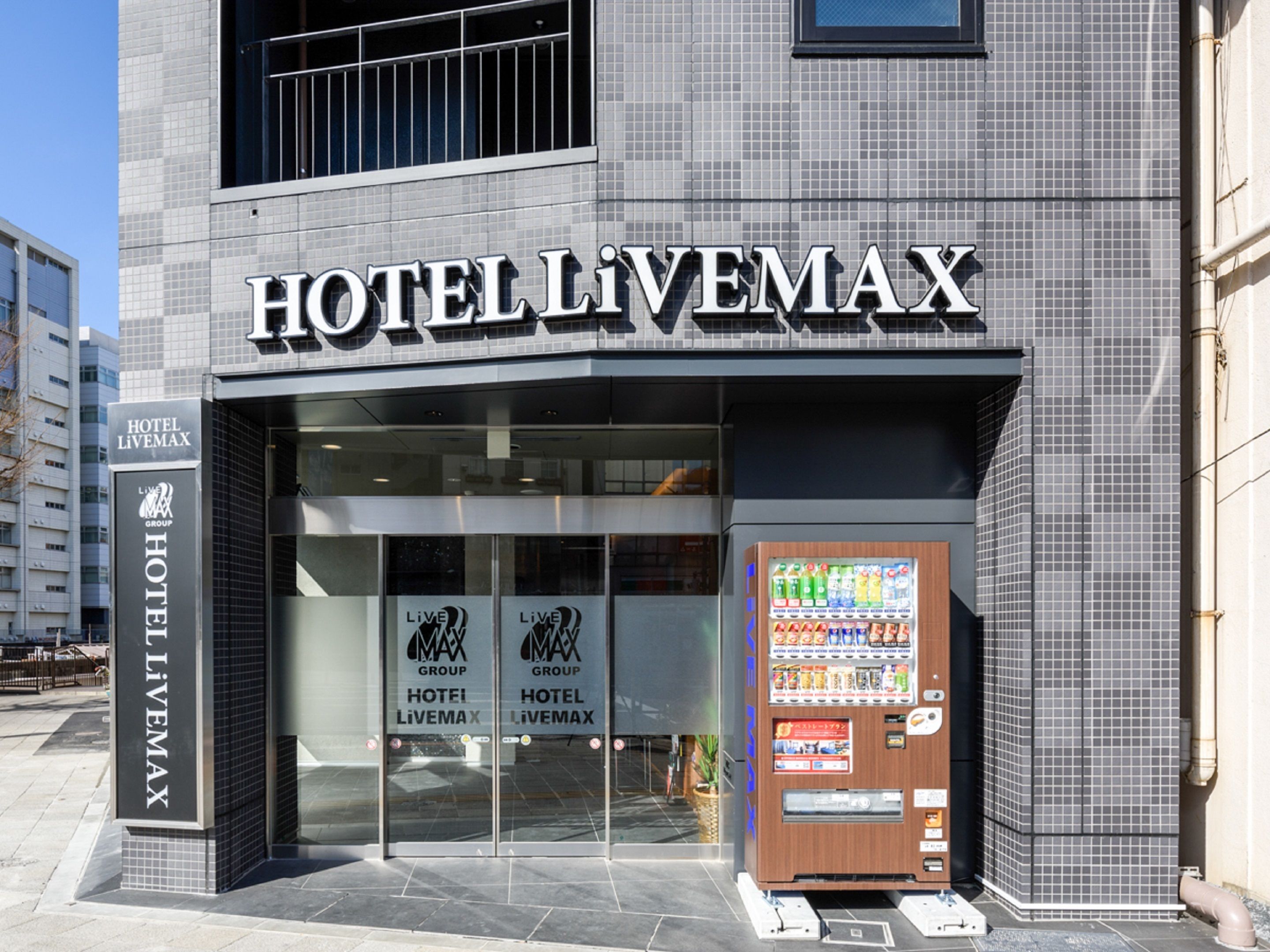 A modern building with the sign "HOTEL LIVEMAX" prominently displayed.