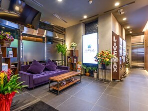Lobby sitting area - Hotel Livemax Asakusabashi Station (Tokyo)