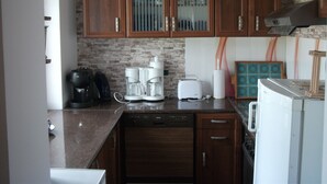Kaffetrakter/tekoker, kjøleskap, mikrobølgeovn og kokeplater