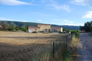 Haus von Norden, im Hintergrund der petite Luberon