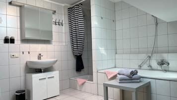 Badewanne, Haartrockner, HandtĂŒcher, Seife