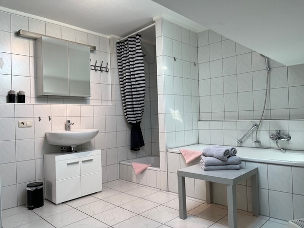Badewanne, Haartrockner, Handtücher, Seife