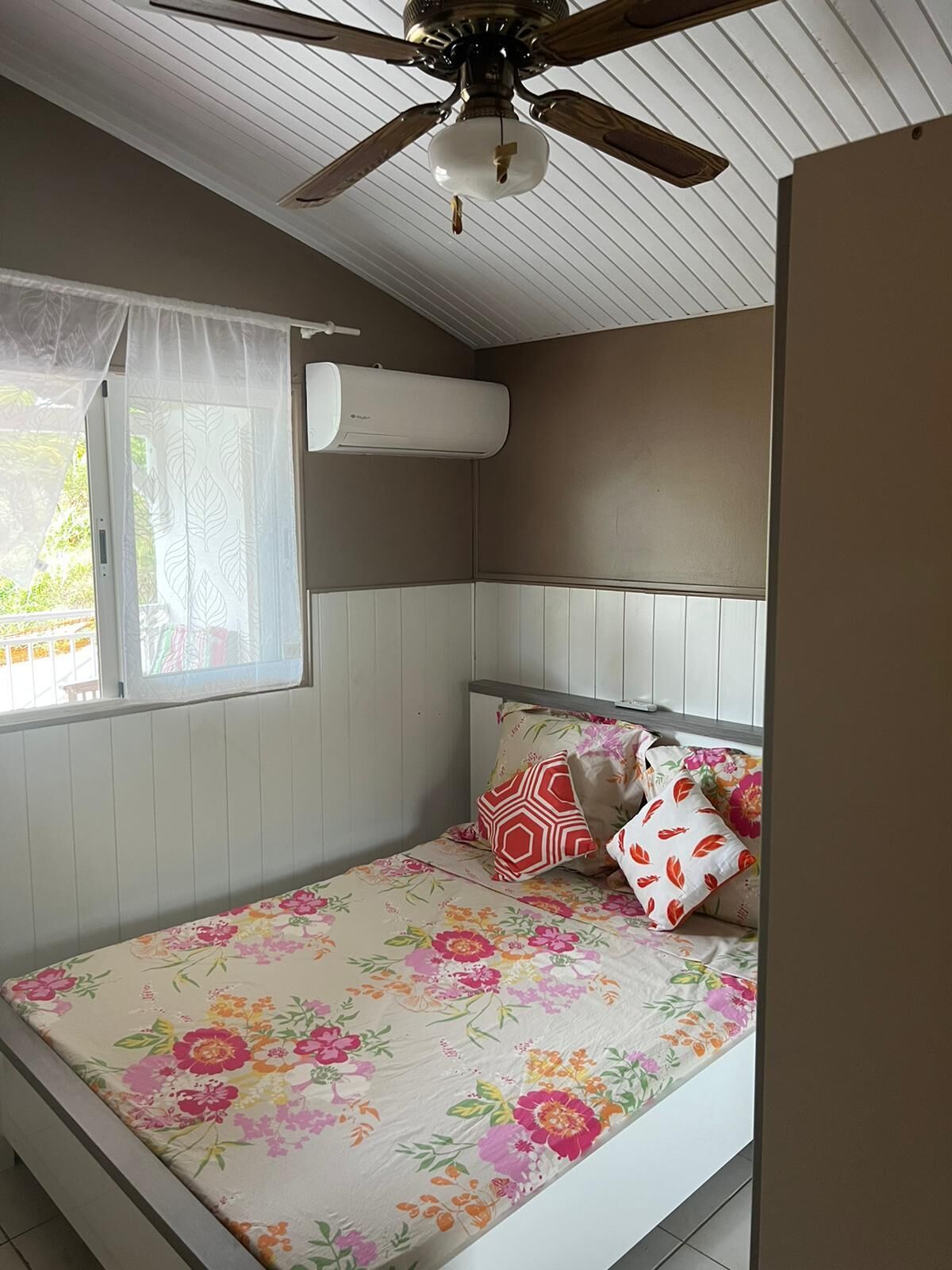 5 habitaciones, tabla de planchar con plancha, wifi y ropa de cama 