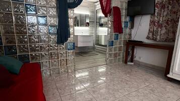 5 bedrooms, iron/ironing board, WiFi, bed sheets