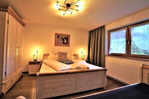 2 quartos, cofres nos quartos, Wi-Fi de cortesia, roupa de cama