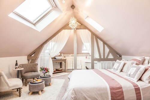 "In the early Happiness" boudoir room in the heart of the historic center of Honfleur