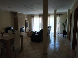 Télévision, cheminée