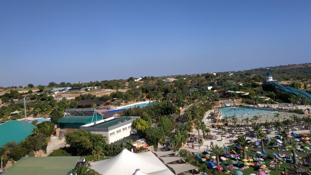 Un complexe hôtelier doté d’une piscine, d’une plage et d’un toboggan aquatique.