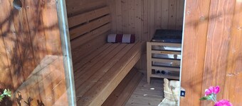 低潮と満潮時の北海のアパート