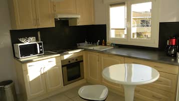 Réfrigérateur, micro-ondes, four, plaque de cuisson