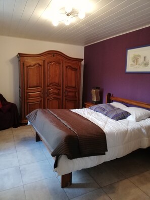 4 habitaciones, tabla de planchar con plancha y wifi 