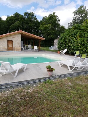 Una piscina al aire libre