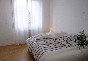 Schreibtisch, Bügeleisen/Bügelbrett, Reisekinderbett, kostenloses WLAN