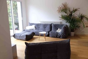 Fernseher, Tischtennisplatte, Bücher, Computerbildschirme