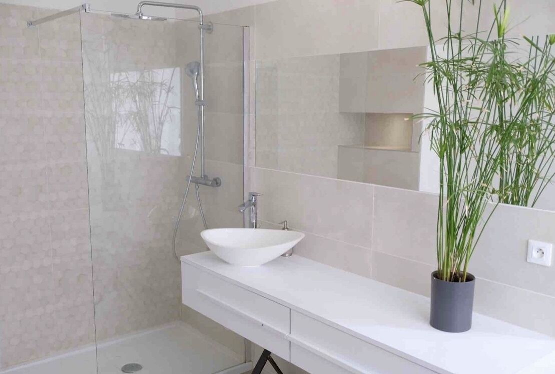 Baignoire, articles de toilette écologiques, séchoir à cheveux