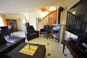 TV, books, stereo - Luxury country house with fireplace, 4 baths and Sauna (Gager)