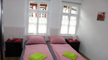 2 chambres, fer et planche à repasser, lit parapluie, Wi-Fi gratuit