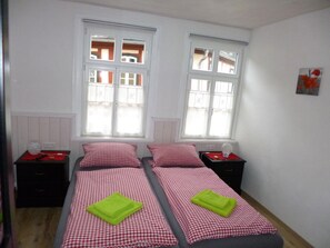 2 bedrooms, iron/ironing board, travel crib, free WiFi - Central yet quiet location in the historic center of Bacharach. (Bacharach)