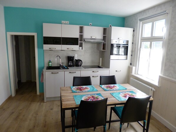 Fridge, oven, stovetop, dishwasher