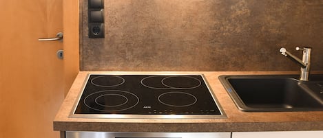 Fridge, oven, stovetop, coffee/tea maker