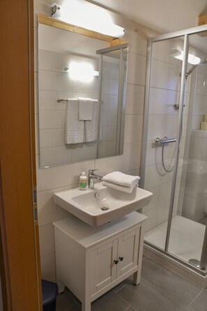 Serviettes fournies, savon, shampoing, papier toilette