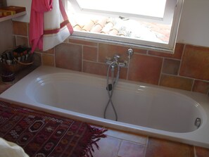 Een bad, een haardroger, handdoeken