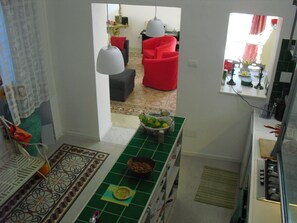 Een televisie, boeken, een muziekbibliotheek en een stereo