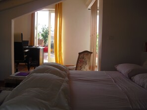 2 slaapkamers, een bureau, een strijkplank/strijkijzer, gratis wifi