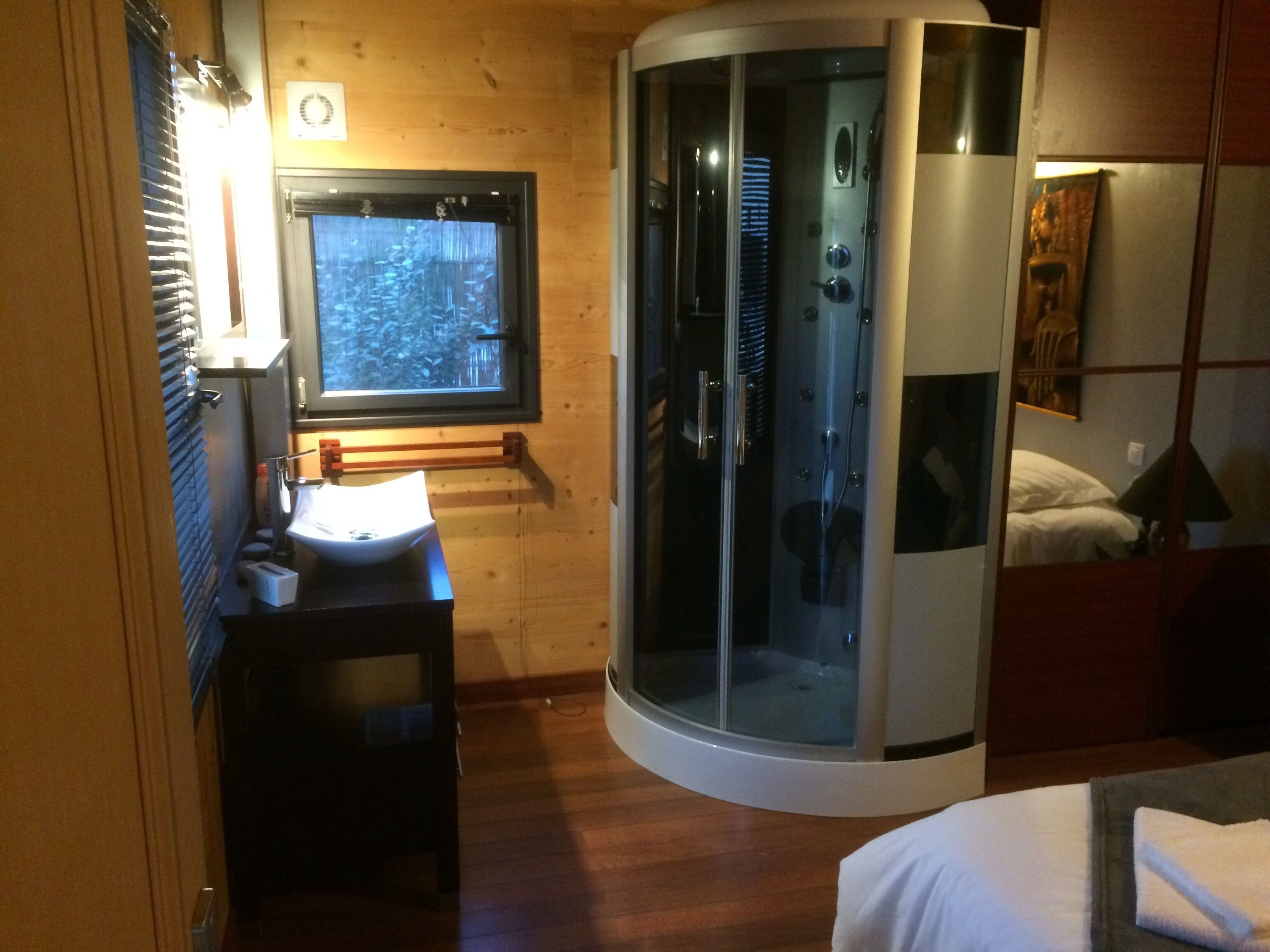 3 bedrooms, travel cot, free WiFi, bed sheets