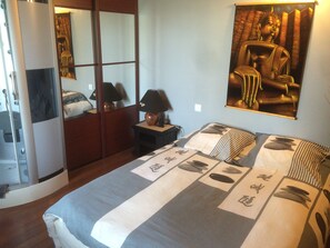 3 bedrooms, travel cot, bed sheets