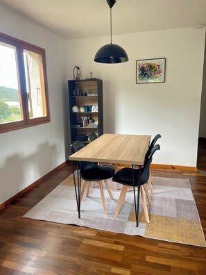 Dining - F3 of 80m ², swimming pool with sight on sea and mountains Arrival possible during the week (Calcatoggio)