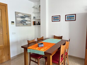 Dining - in the fishing village, FACING THE SEA, air-conditioned apartment   (L'AMETLLA DE MAR (Tarragone) Espagne)